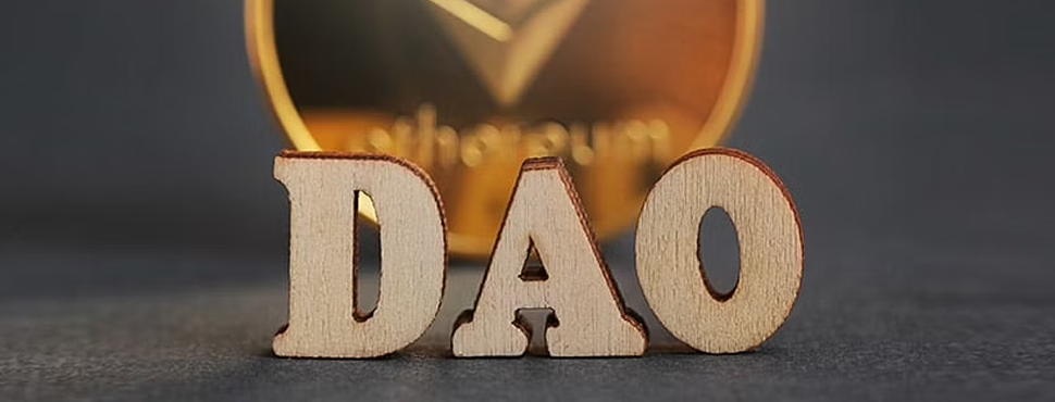 المنظمة المستقلة اللامركزية (DAO): صنع القرار وسلطة التصويت مع أصول الحوكمة. | ما هي أصول الحوكمة في المنظمة المستقلة اللامركزية (DAO)، في المنظمة المستقلة اللامركزية على الإنترنت؟ | كيف تعمل المنظمات المستقلة اللامركزية (DAOs) وتتواصل مع مجتمعاتها؟ | قوة الحوكمة الحقيقية للمجتمعات