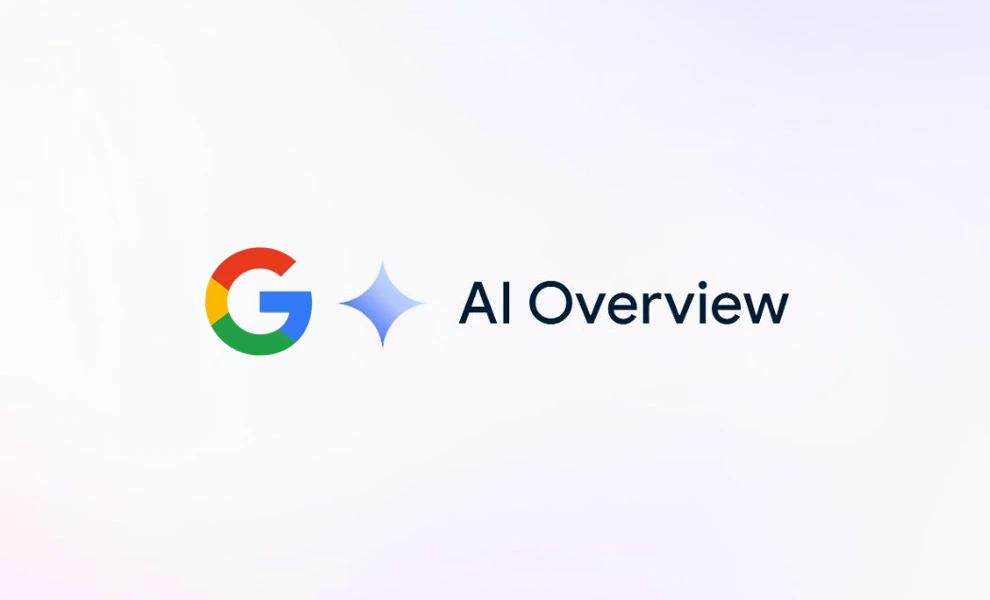 شعار Google AI Overview الرسمي للذكاء الاصطناعي من Google الذي يتميز بأيقونة Google "G" الملونة متبوعة برمز أزرق لامع ونص "AI Overview" بخط أسود غير متدرج على خلفية متدرجة فاتحة
