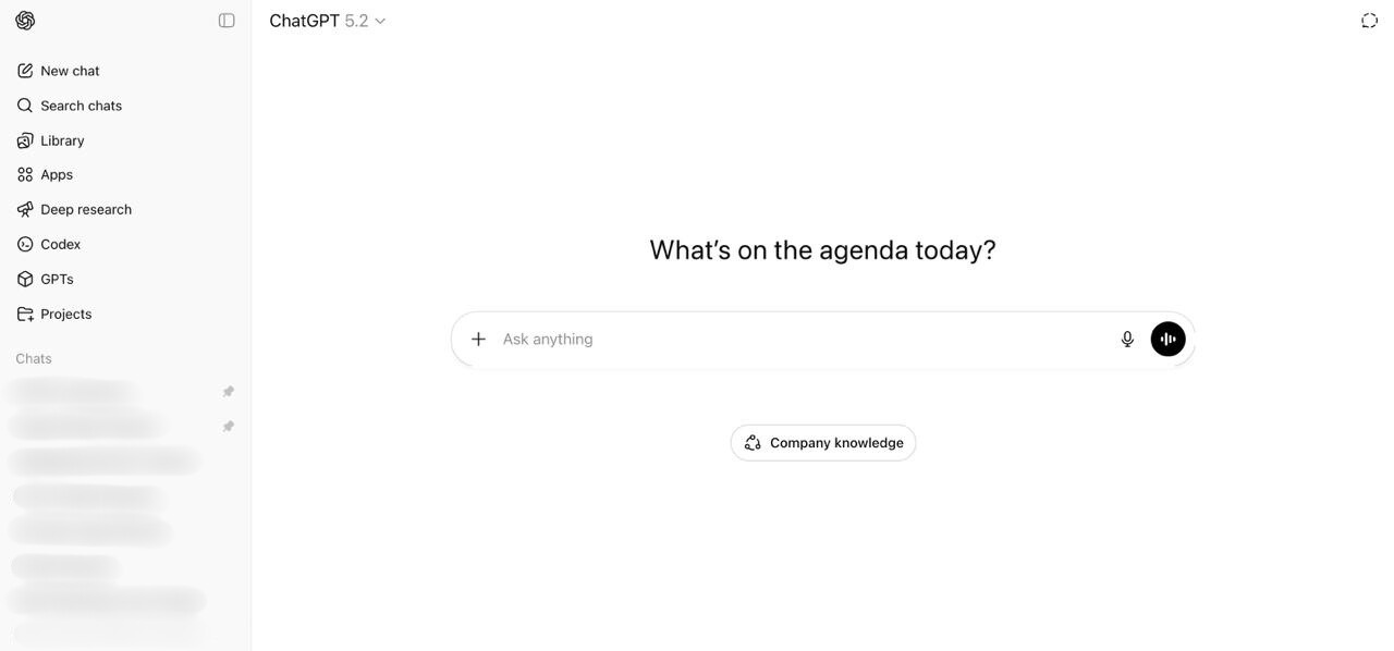 صفحة ChatGPT الرئيسية التي تعرض واجهة بحث تحادثية تعمل بالذكاء الاصطناعي مع خيارات إدخال متعددة الوسائط للنص والصوت والصورة