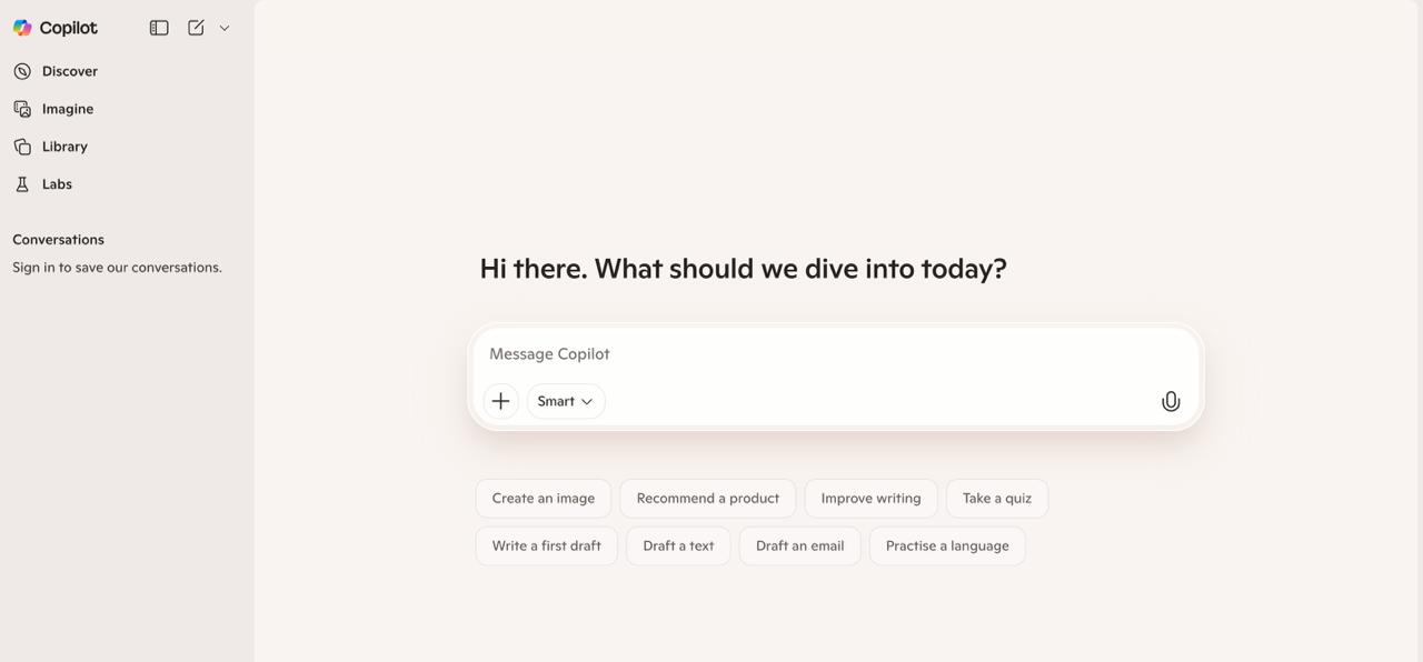 تعرض الصفحة الرئيسية لبرنامج Microsoft Copilot الصفحة الرئيسية لمايكروسوفت Copilot التي تعرض البحث المدعوم بالذكاء الاصطناعي والمساعدة في المستندات المدمجة عبر Word وTeams وOutlook